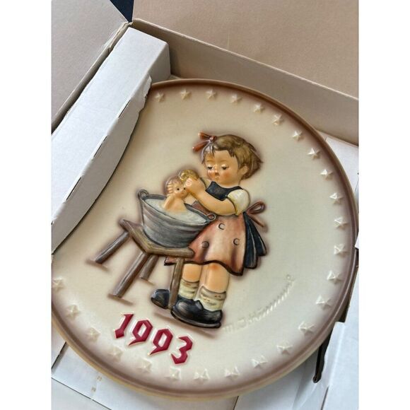 M.J. Hummel Annual Plate 1993 In Bas-Relief 23rd Edition By Goebel - Picture 1 of 9